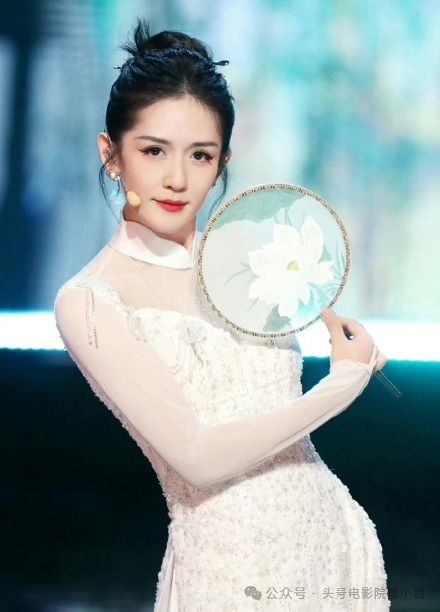 赵丽颖酱园弄惊艳出场，美晕众人